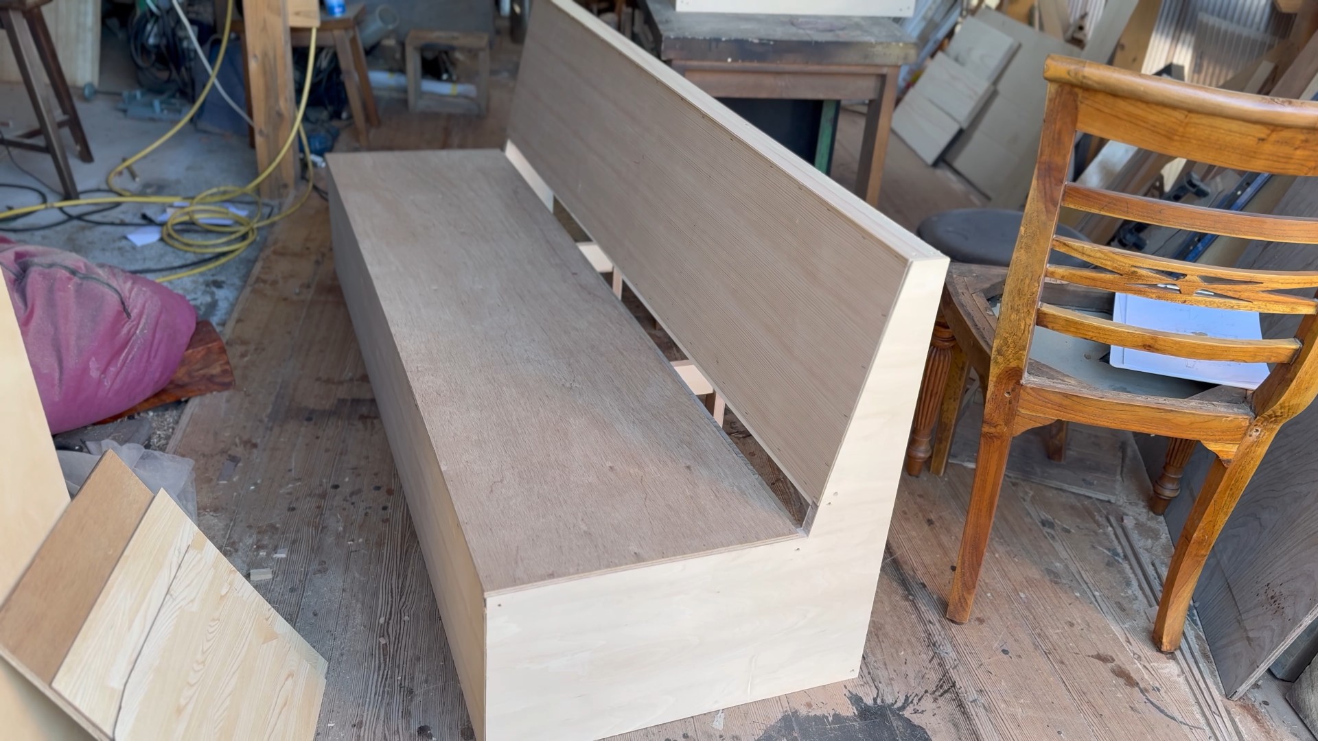 飲食店様向けソファーの頑丈な内部フレーム製作過程