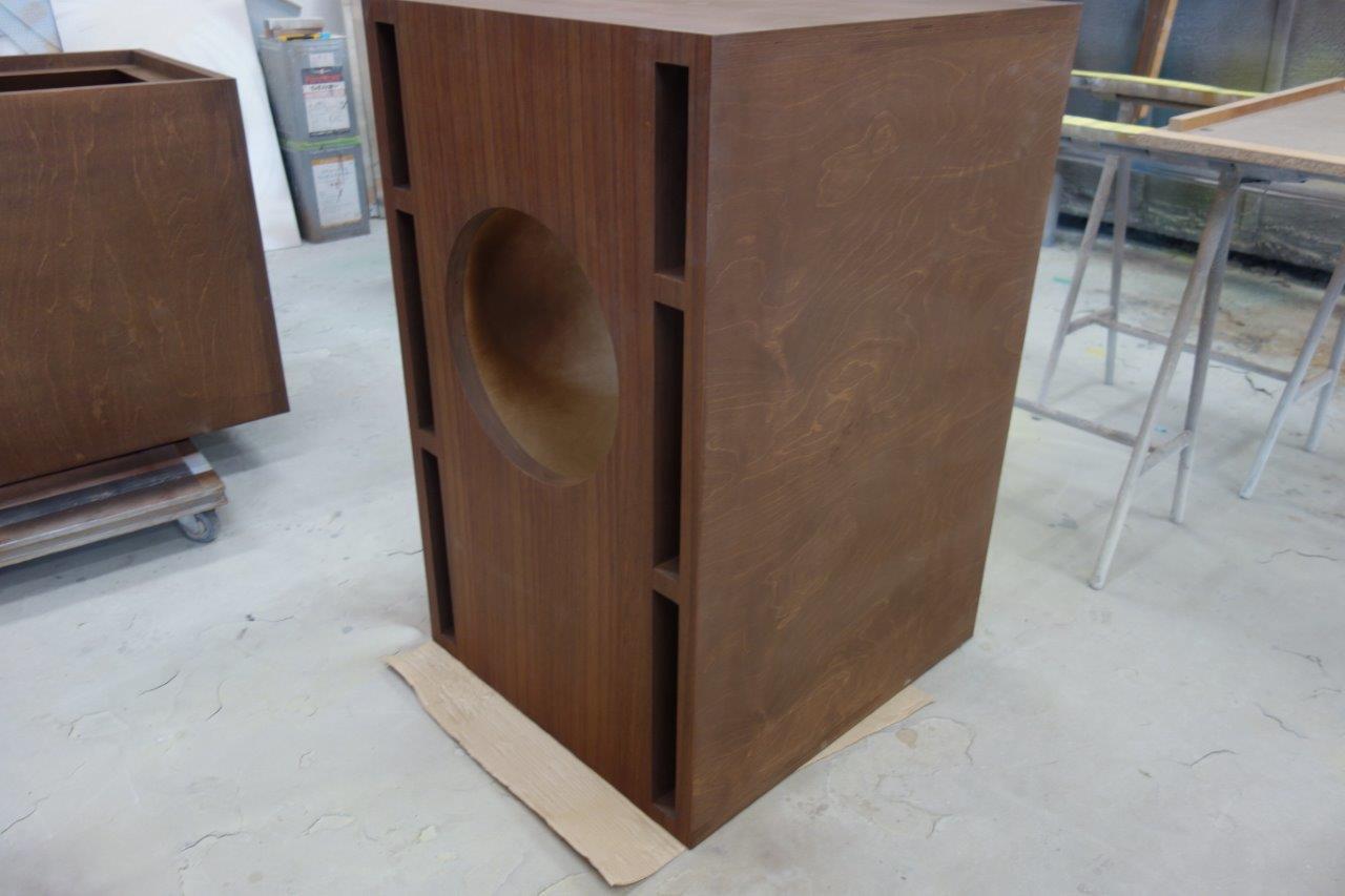 スピーカーエンクロージャーの美しい塗装工程