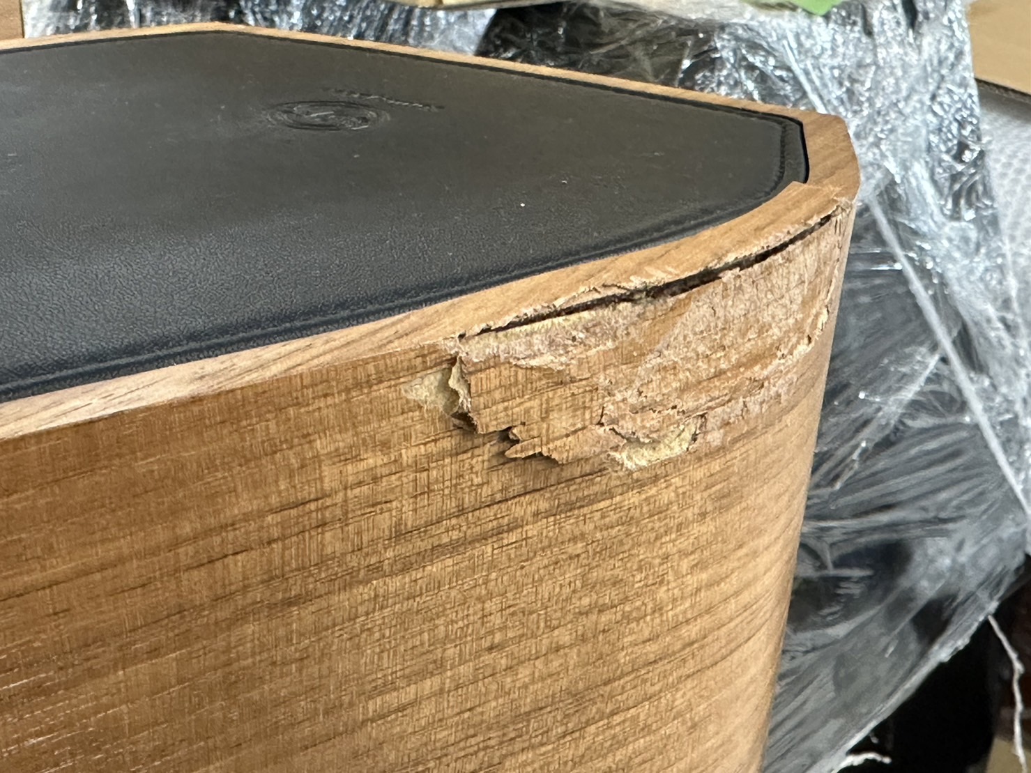 スピーカー破損突板張替前の状態