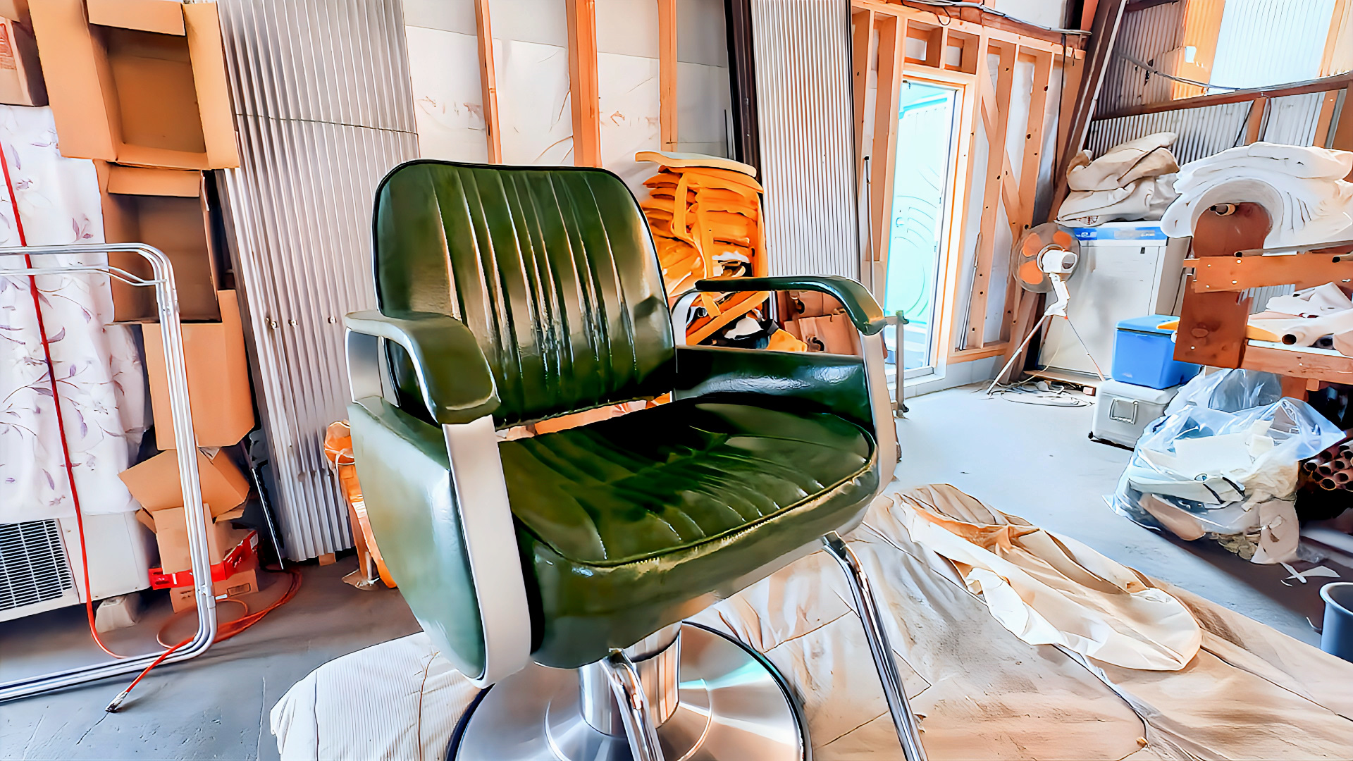 ビンテージ風の生地で雰囲気を壊さず、破れを無くして美しく再生されたスタイリングチェアー 修理後