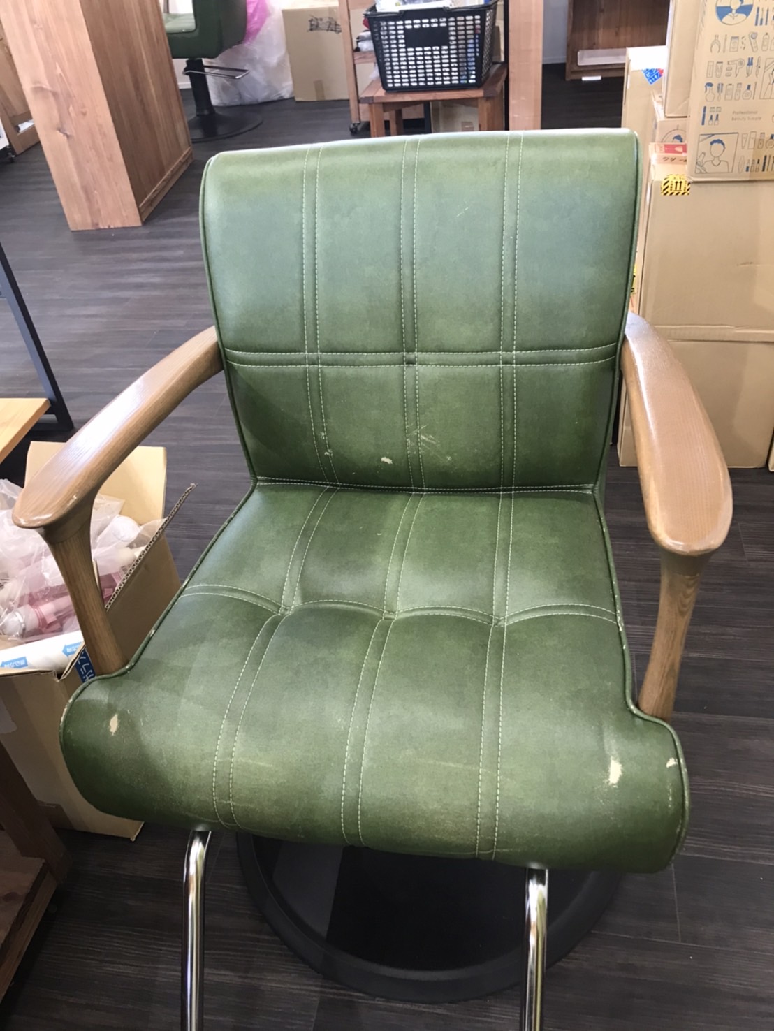 移転前に長年愛用された、擦り傷や汚れが目立つスタイリングチェアー 修理前