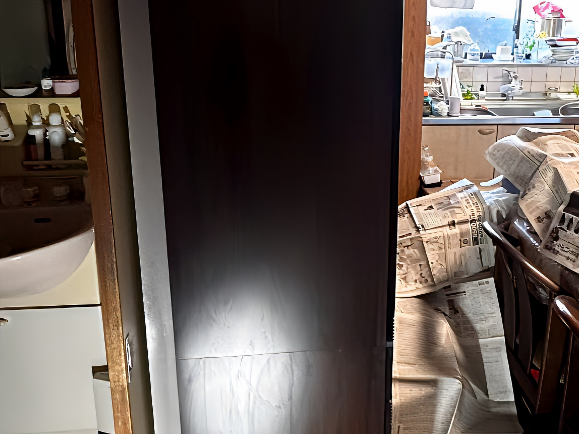 穴が完全に塞がり綺麗になった食器棚側面