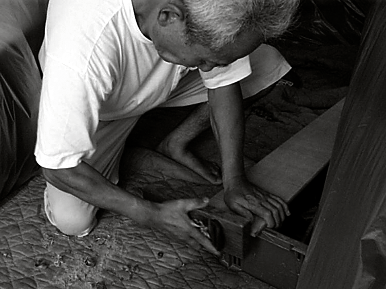 塗装前に研磨で下地を整えている職人の画像