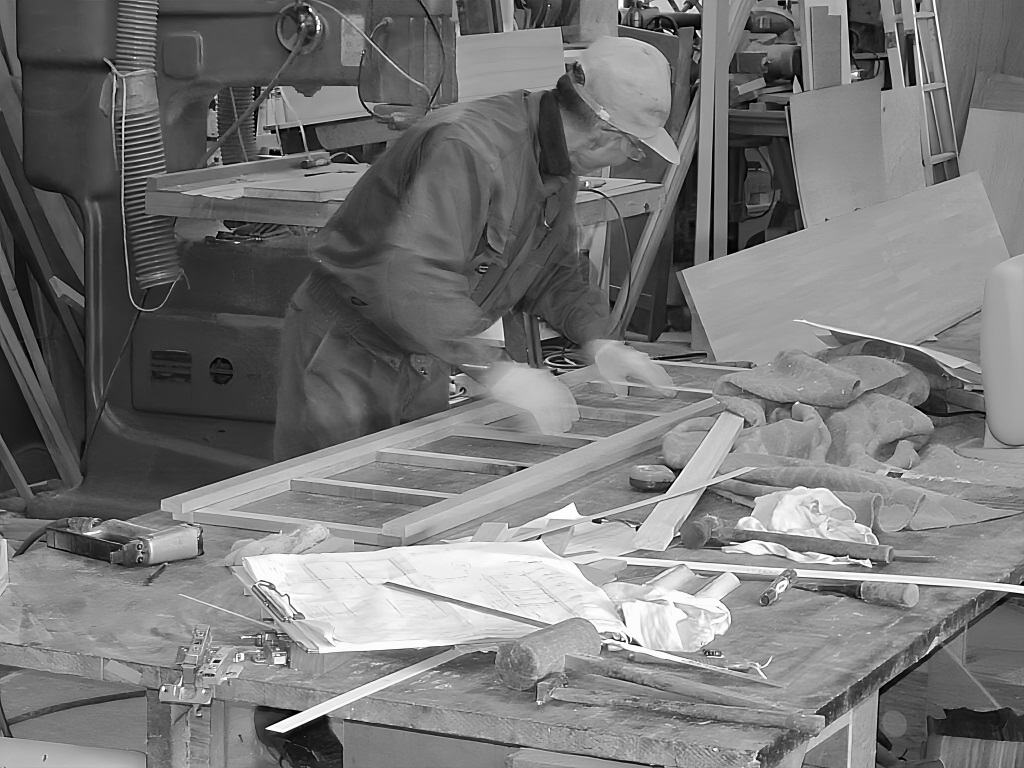 オーダー家具を製作している職人の画像