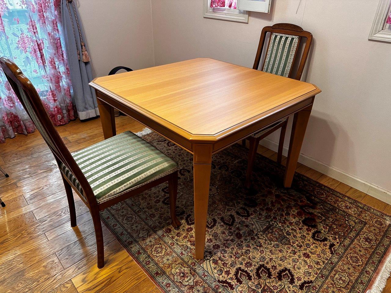 元の重厚なイメージを残した親御様用テーブル