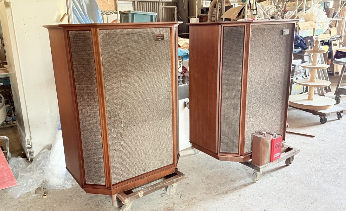 TANNOY Westminster 修理後：再塗装・突板補修完了