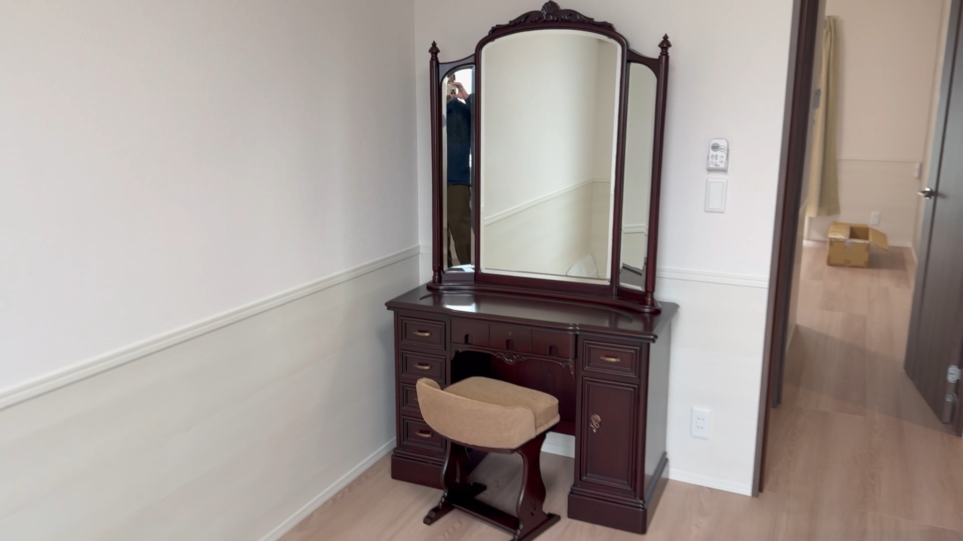 美しく塗装され再生した紫檀ドレッサーと椅子