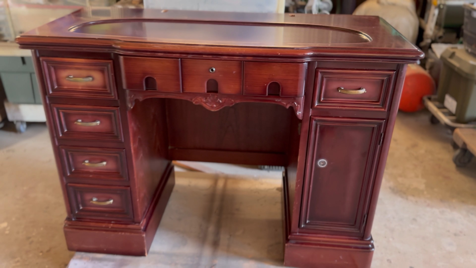 修理前の紫檀ドレッサーと壊れた椅子