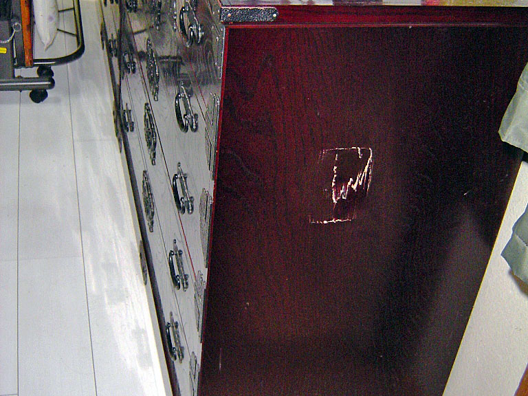 強い衝撃で側面が割れ、陥没してしまった欅箪笥