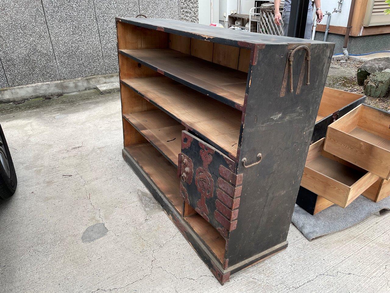 蔵の奥で見つかった修理前の時代箪笥