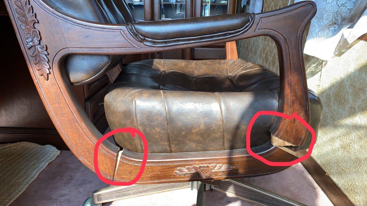 ほつれや接着外れ、ビス抜けなど多数の傷みが見られるビンテージプレジデントチェア 修理前