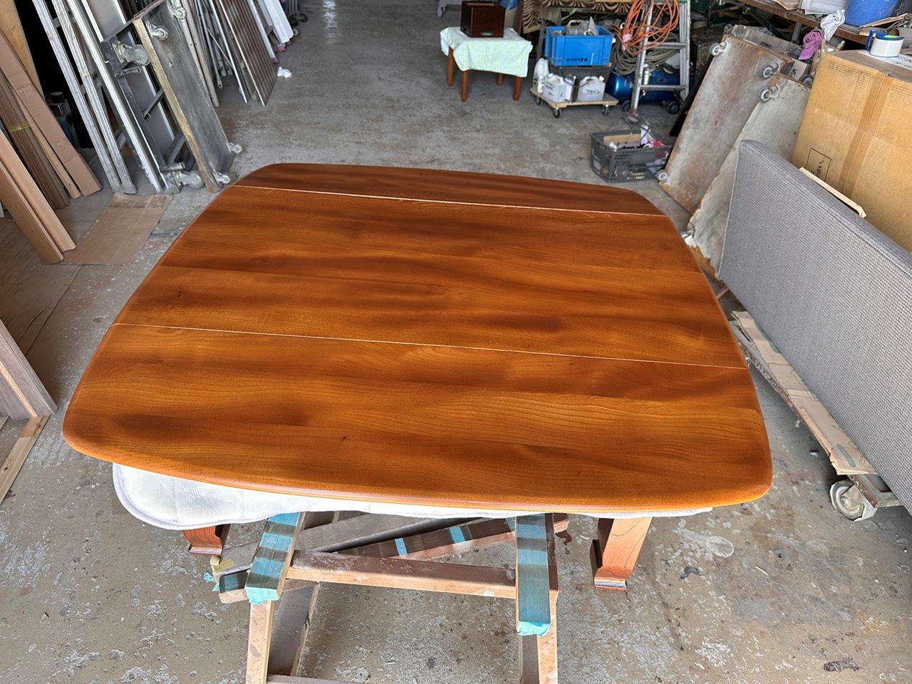 焦げ跡を埋め、高度な塗装技術で美しく復元されたビンテージテーブル 修理後