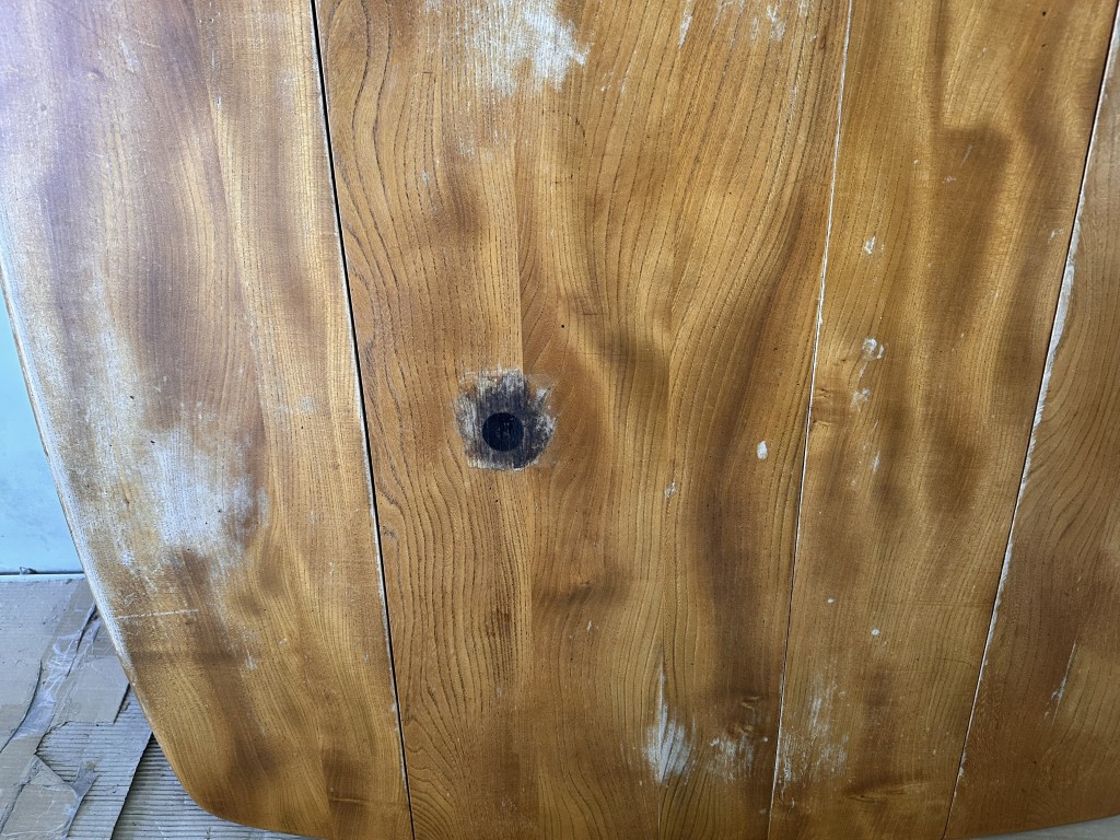 色あせや傷、深く炭化した焦げ跡が目立つビンテージテーブル 修理前
