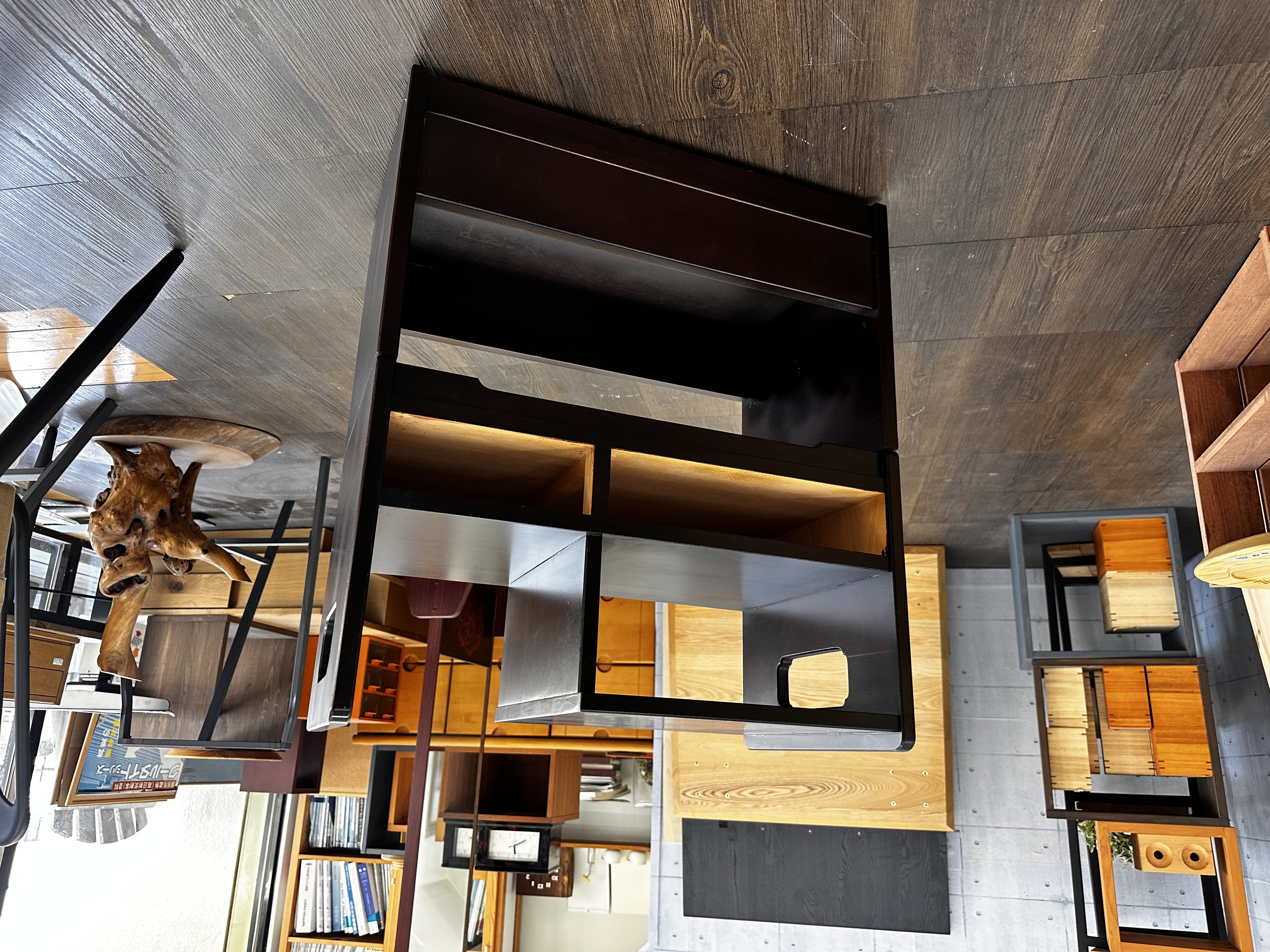 自然な仕上がりでダイニングの高さに延長されたワゴン