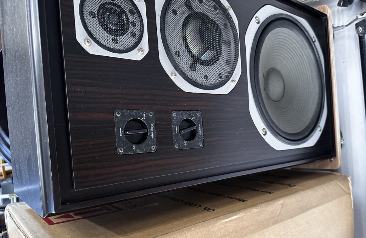 オーディオ機器木部修理の画像